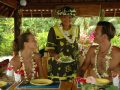 A la table de la pension Papahani, sur l'île de Maupiti, îles Sous-le-Vent
